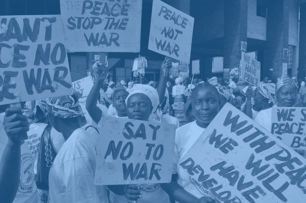 »En el Día Internacional de la Mujer de 2007, los participantes marchan hacia el Tribunal Supremo de Liberia en Monrovia, donde organizaron una sentada pacífica de protesta contra la violencia de género« picture: Foto de la ONU / Eric Kanalstein