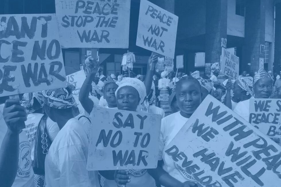 »En el Día Internacional de la Mujer de 2007, los participantes marchan hacia el Tribunal Supremo de Liberia en Monrovia, donde organizaron una sentada pacífica de protesta contra la violencia de género« picture: Foto de la ONU / Eric Kanalstein