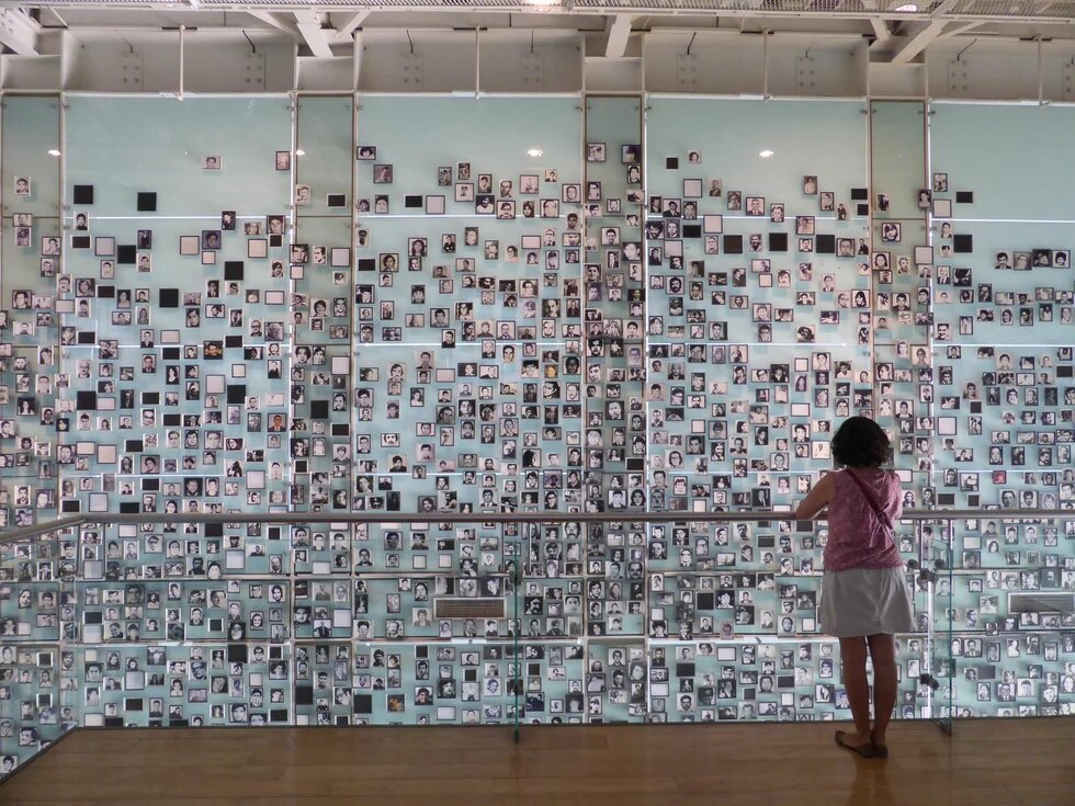 retratos_de_victimas_en_el_museo_de_la_memoria_y_los_derechos_humanos_de_santiago_de_chile.jpg retratos_de_victimas_en_el_museo_de_la_memoria_y_los_derechos_humanos_de_santiago_de_chile.jpg