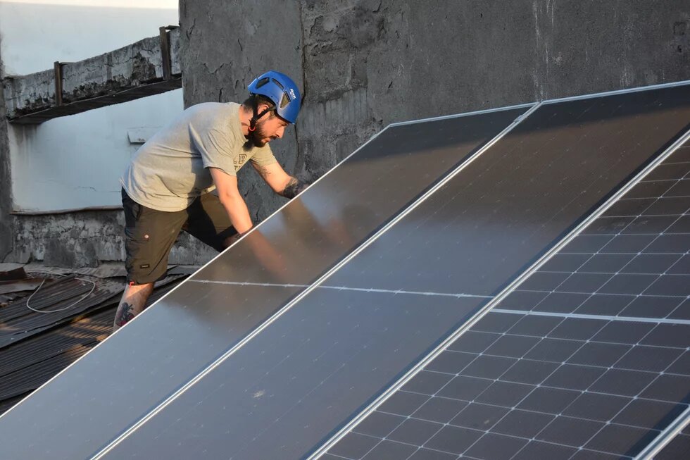 Luis Ignacio Diéguez examina los paneles solares