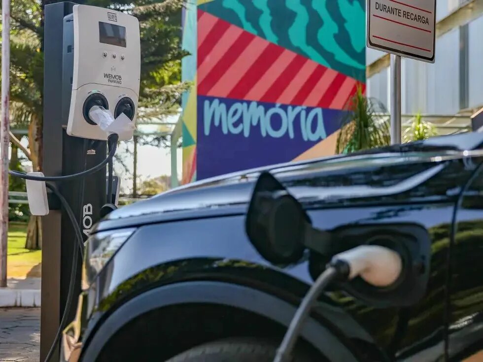 Un auto eléctrico en un punto de recarga en Brasilia. Las ventas de vehículos eléctricos e híbridos, lideradas por los fabricantes chinos, crecieron rápidamente en Brasil entre 2022 y 2023, por lo que el gobierno anunció la reanudación de los impuestos a la importación en un intento de proteger la fabricación nacional (Imagen: José Cruz / Agência Brasil).