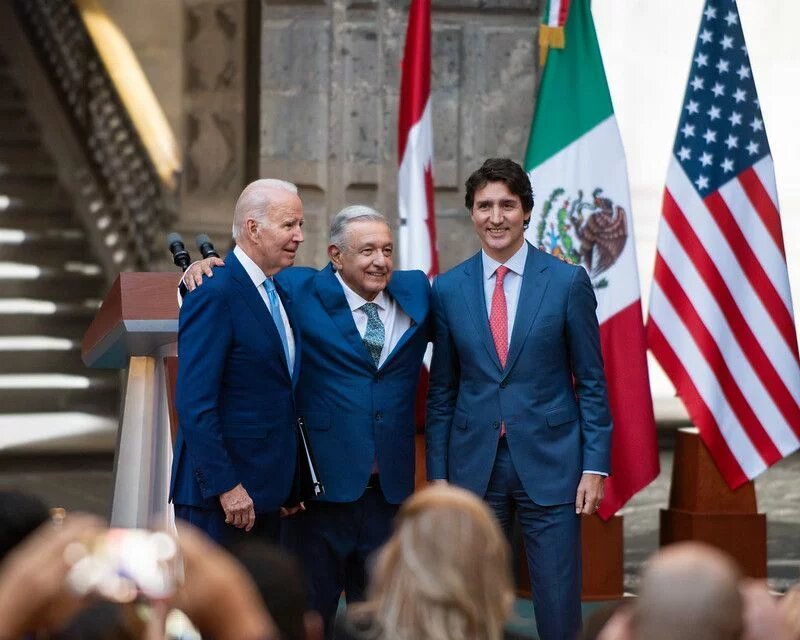 El ex presidente mexicano Andrés Manuel López Obrador (centro) con el presidente estadounidense Joe Biden (izquierda) y el primer ministro canadiense Justin Trudeau durante la X Cumbre de Líderes de América del Norte en enero de 2023, donde acordaron fortalecer las cadenas de suministro regionales y fomentar la inversión en industrias clave El ex presidente mexicano Andrés Manuel López Obrador (centro) con el presidente estadounidense Joe Biden (izquierda) y el primer ministro canadiense Justin Trudeau durante la X Cumbre de Líderes de América del Norte en enero de 2023, donde acordaron fortalecer las cadenas de suministro regionales y fomentar la inversión en industrias clave