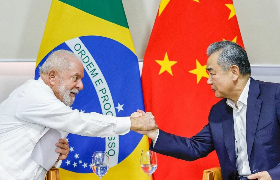 El presidente Lula recibe una reunión con el ministro de Relaciones Exteriores de China, Wang Yi, en la base aérea de Fortaleza, en el noreste de Brasil. Según los expertos, Brasil espera fortalecer la cooperación entre los dos países más allá de las exportaciones de materias primas. El presidente Lula recibe una reunión con el ministro de Relaciones Exteriores de China, Wang Yi, en la base aérea de Fortaleza, en el noreste de Brasil. Según los expertos, Brasil espera fortalecer la cooperación entre los dos países más allá de las exportaciones de materias primas.