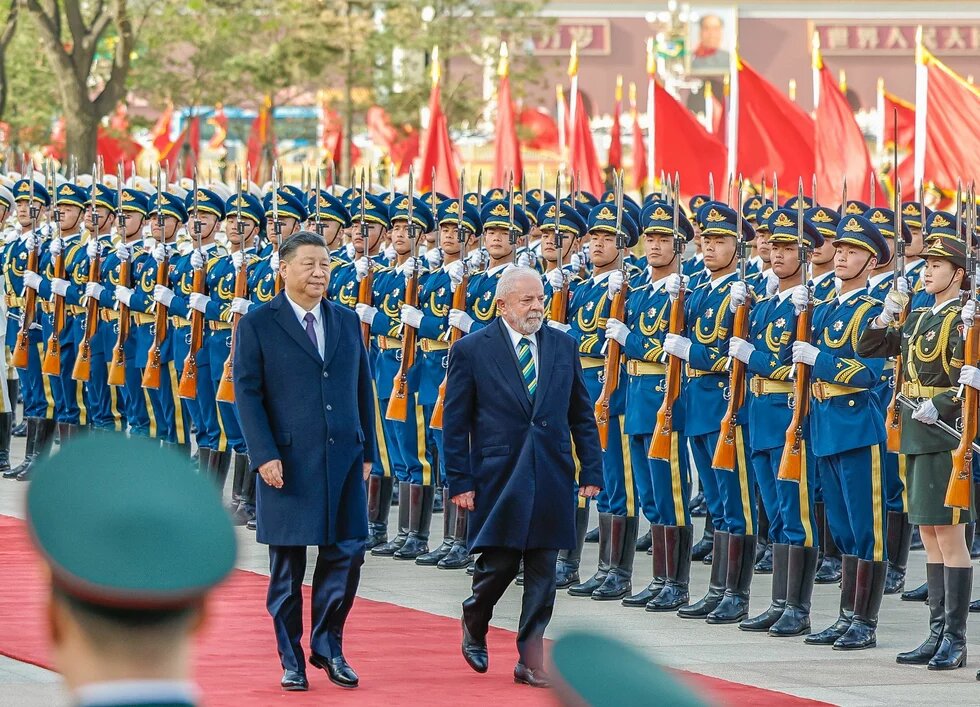 El líder chino Xi Jinping y el presidente brasileño Luiz Inácio Lula da Silva en Beijing, en abril de 2023. Durante la visita de Estado brasileña de cuatro días, los dos países firmaron 15 acuerdos, pero en ninguno se mencionó la posibilidad de que Brasil se uniera a la Iniciativa de la Franja y la Ruta.