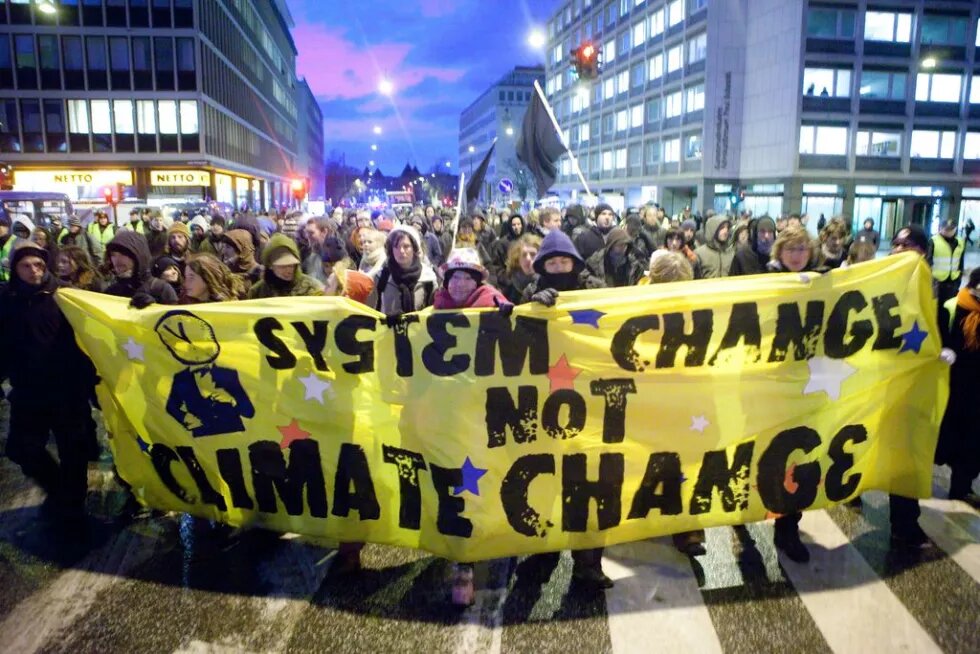 ¡Cambio de sistema no cambio climático! Pancarta en las manifestaciones en torno a la COP15 en Copenhague 2009.