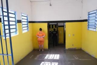 Mujer privada de libertad castigada en el Pasillo principal de la Penitenciaría Femenina Carlos Alberto Jonas Giordano de Corumbá Mujer privada de libertad castigada en el Pasillo principal de la Penitenciaría Femenina Carlos Alberto Jonas Giordano de Corumbá